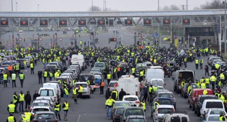 Pháp lao đao vì bạo loạn: Người biểu tình chặn cao tốc, đốt trạm thu phí