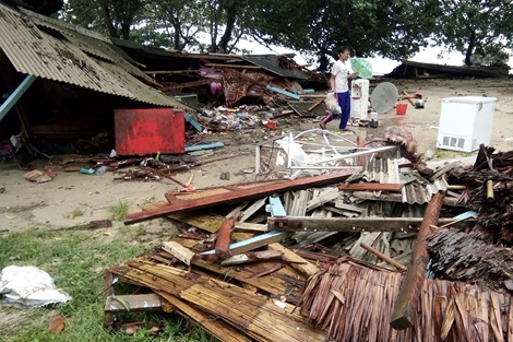 Kinh hoàng sóng thần càn quét bãi biển Indonesia