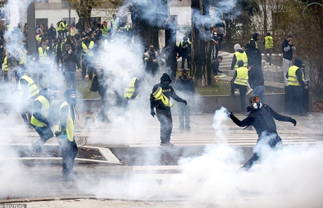 Biểu tình "áo ghi-lê vàng" tiếp tục nhiễu loạn nước Pháp 