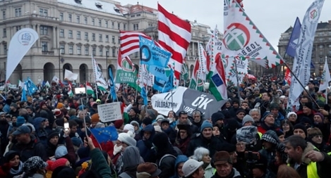 Dòng người biểu tình nhấn chìm Pháp và Hungary 