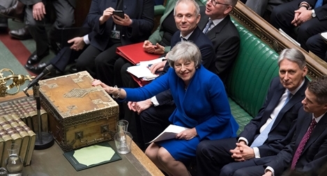 Vượt qua bỏ phiếu bất tín nhiệm, Thủ tướng Anh vẫn đối diện sóng gió