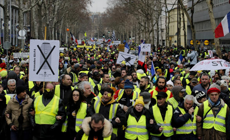 Phe "áo ghi-lê vàng'' xuống đường tố cảnh sát Pháp sử dụng bạo lực 