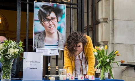 Bắt giữ hai nghi phạm trong vụ nữ nhà báo Bắc Ireland bị bắn chết