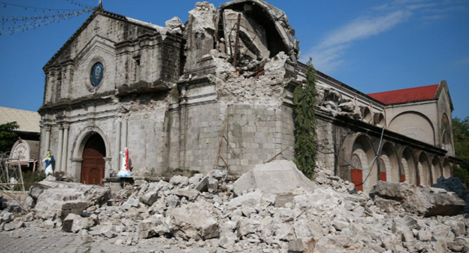 Nhà cao tầng hóa thác nước, người dân bỏ chạy vì động đất tại Philippines