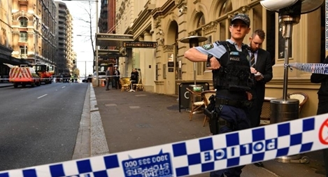 Cảnh sát Australia quyết liệt rượt đuổi kẻ tấn công bằng dao