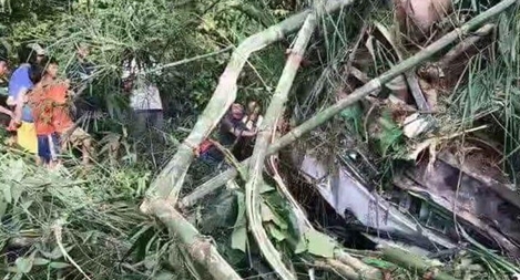 Xe chở du khách Trung Quốc gặp nạn tại Lào, ít nhất 14 người thiệt mạng