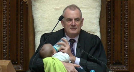 Chủ tịch Hạ viện New Zealand làm bảo mẫu bất đắc dĩ trong phiên họp