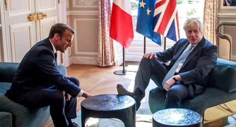 Hành động gây tranh cãi của Thủ tướng Anh trong cuộc gặp với ông Macron