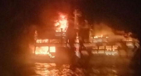 Phà chở hàng trăm hành khách bốc cháy dữ dội trong đêm