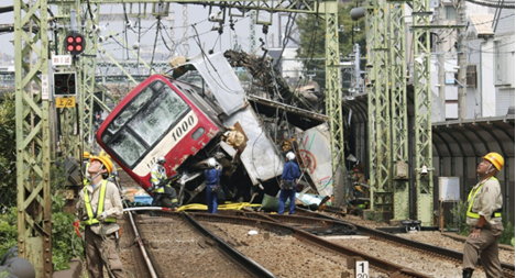 Tàu hỏa đâm xe tải, hàng chục người bị thương