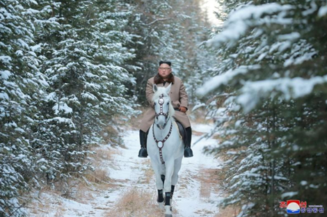 Nhà lãnh đạo Kim Jong-un gây sốt với loạt ảnh cưỡi bạch mã trên núi thiêng