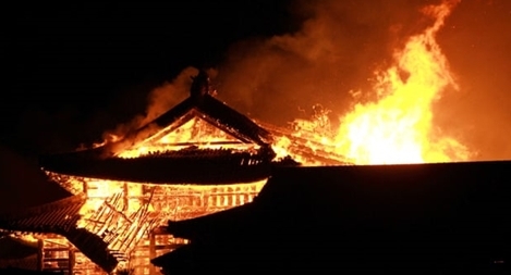 Cháy lớn trong đêm phá hủy lâu đài cổ ở Nhật Bản
