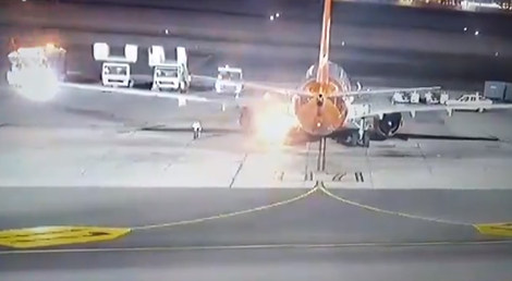 Máy bay rò rỉ nhiên liệu, bốc cháy dữ dội trên đường băng