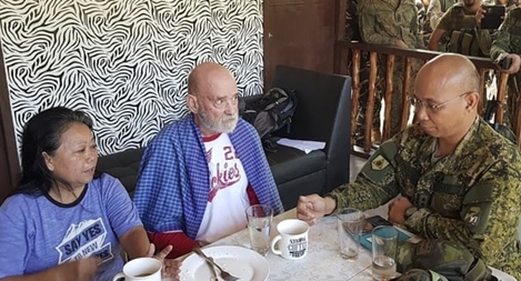 Quân đội Philippines đấu súng nghẹt thở với phiến quân để giải cứu 2 con tin