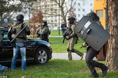 Nổ súng sát hại 4 người tại bệnh viện rồi bỏ trốn