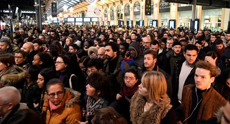 Không xe buýt, không tàu điện: Người dân Pháp khổ sở vì đình công