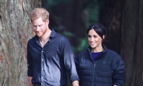 Vừa đến Canada, Hoàng tử Anh cùng vợ vội "tuyên chiến" với truyền thông