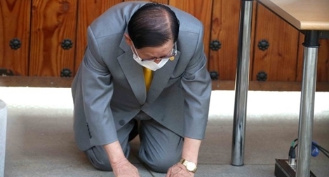 Thủ lĩnh giáo phái Shincheonji quỳ gối xin lỗi người dân Hàn Quốc