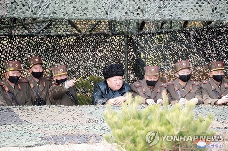 Nhà lãnh đạo Triều Tiên từ chối đeo khẩu trang khi thị sát tập trận