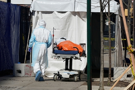 Hơn 2.000 ca tử vong một ngày: Mỹ bước vào đỉnh dịch COVID-19!