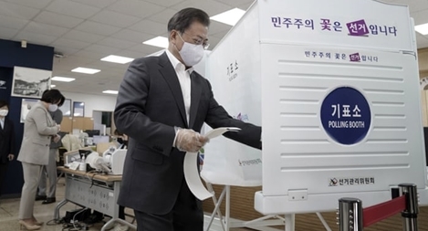 Hàn Quốc bầu cử giữa mùa dịch: Cú hích cho Tổng thống Moon Jae-in?