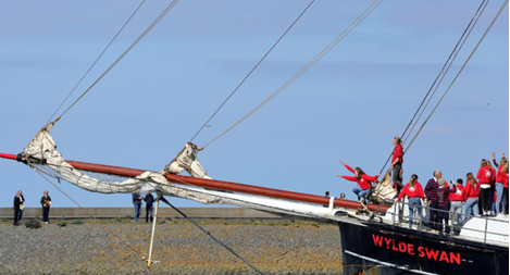 25 học sinh vượt Đại Tây Dương về nhà bằng thuyền buồm vì dịch COVID-19