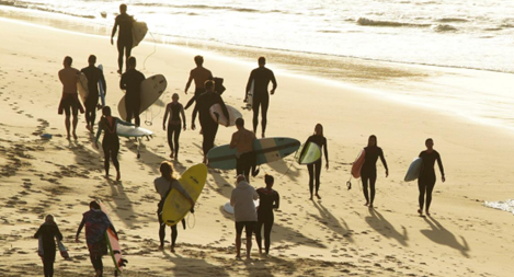 Người dân Australia đổ ra biển sau khi nới lỏng hạn chế đi lại