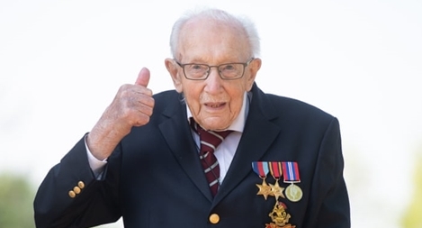 Cựu binh 100 tuổi đi bộ gây quỹ chống COVID-19 trở thành Hiệp sĩ Anh