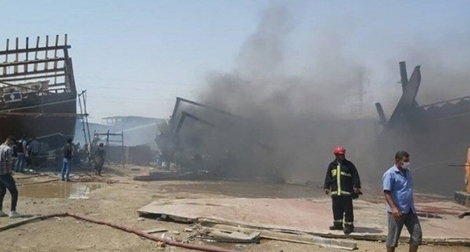 Một loạt tàu bốc cháy dữ dội tại cảng biển Iran