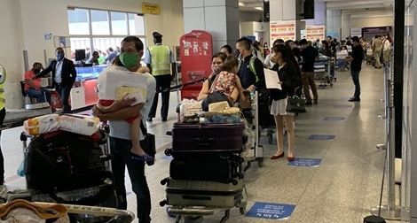 Đưa hơn 340 công dân Việt Nam từ Angola về nước an toàn