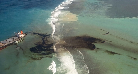 Tàu chở dầu vỡ làm đôi, hàng nghìn tấn dầu tràn ra biển