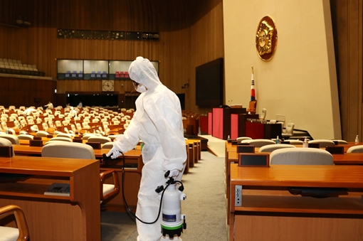 Phát hiện phóng viên mắc COVID-19, Hàn Quốc đóng cửa Quốc hội