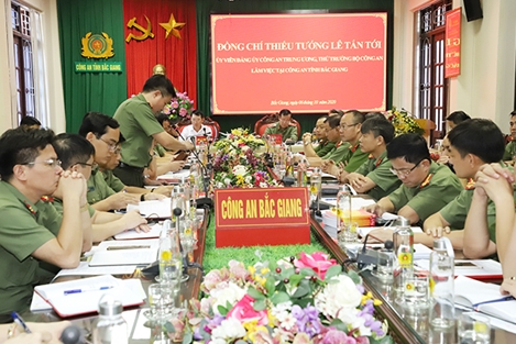 Deputy Minister Le Tan Toi works with Bac Giang police - Public ...