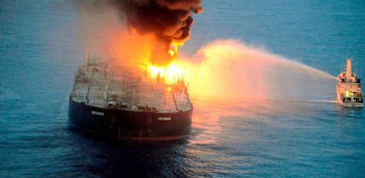 Phát hiện tàu chở dầu Nga cháy nổ dữ dội trên biển