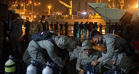 Ngư dân kể lại khoảnh khắc máy bay Indonesia rơi xuống biển