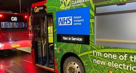 Anh điều xe buýt làm xe cấp cứu COVID-19 vì y tế quá tải