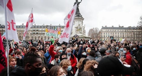 Biển người Pháp đổ ra đường biểu tình bất chấp COVID-19