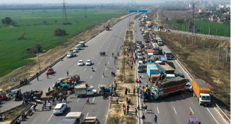 Nông dân Ấn Độ dùng máy kéo, xe tải chặn đường phản đối chính phủ