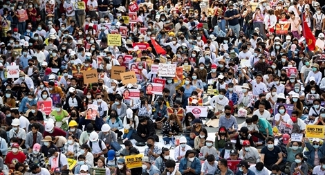 Myanmar mạnh tay trấn áp biểu tình, truy lùng nhiều người nổi tiếng