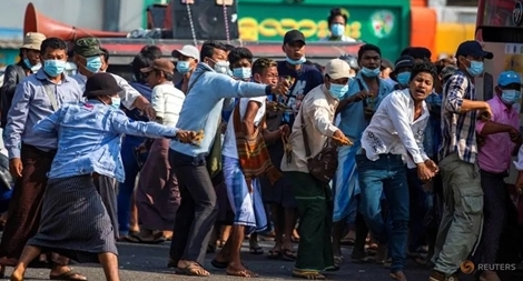 Đụng độ xảy ra giữa những người biểu tình trên đường phố Myanmar 