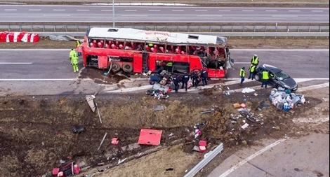 Xe khách lao xuống mương, hàng chục người Ukraine thương vong