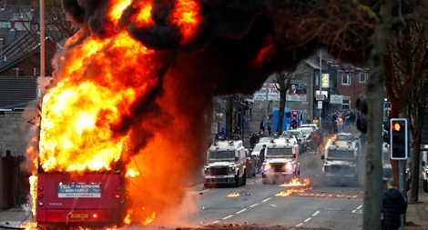 Phóng hỏa xe buýt, tấn công bom xăng nhằm vào cảnh sát Bắc Ireland