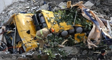 Rợn người khoảnh khắc tòa nhà đổ sập xuống xe buýt khiến 9 người chết