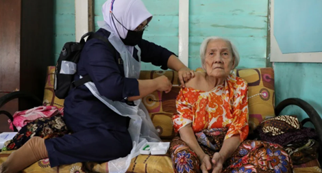 Người dân Indonesia đổ xô đi mua "thần dược" chữa COVID-19