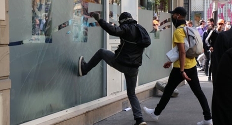 Đúng ngày quốc khánh, 19.000 người Pháp xuống đường đụng độ với cảnh sát