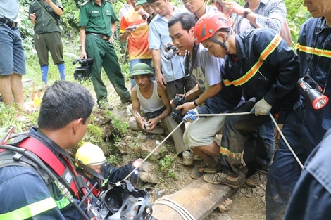 Thời khắc căng thẳng tột độ tại hiện trường cứu hộ vụ ngạt khí hầm vàng