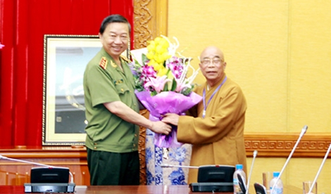 Bộ trưởng Tô Lâm tặng 40 xe lăn cho người khuyết tật