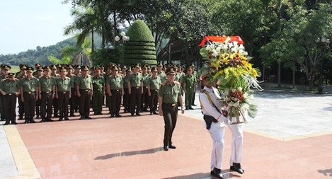 Tổng cục Chính trị CAND báo công tại Khu di tích Nha Công an Trung ương