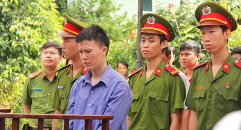 Sát hại "tình địch" vì phát hiện tin nhắn tình cảm trong điện thoại của vợ hờ