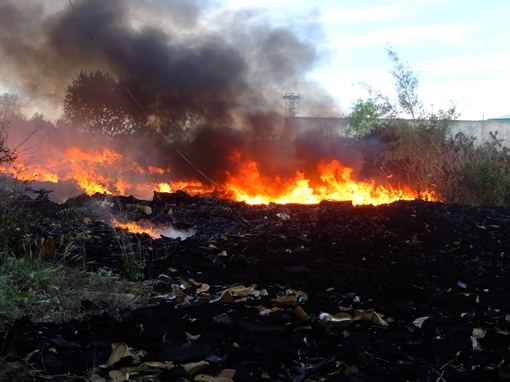 Cháy dữ dội, lửa bốc cao hàng chục mét từ bãi phế liệu công nghiệp